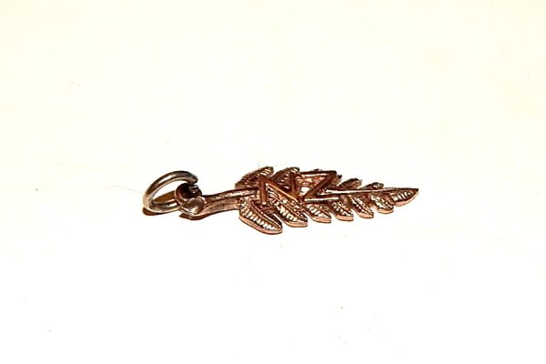 Vintage 9ct gold NZ Fern charm - Image 2