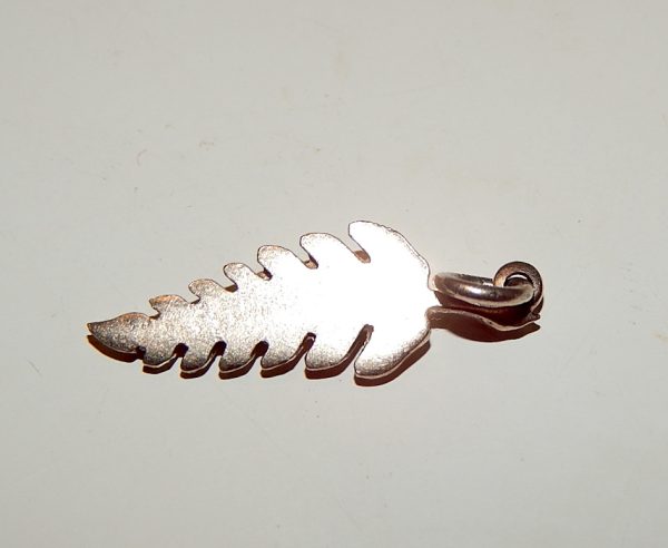 Vintage 9ct gold NZ Fern charm - Image 3