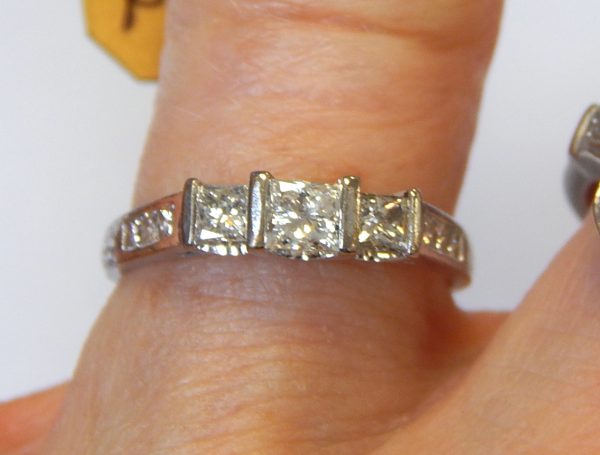 18ct White Gold & Diamond ring - Image 2