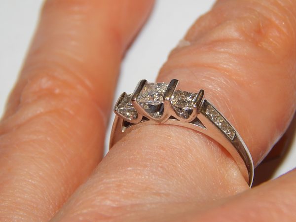18ct White Gold & Diamond ring - Image 3