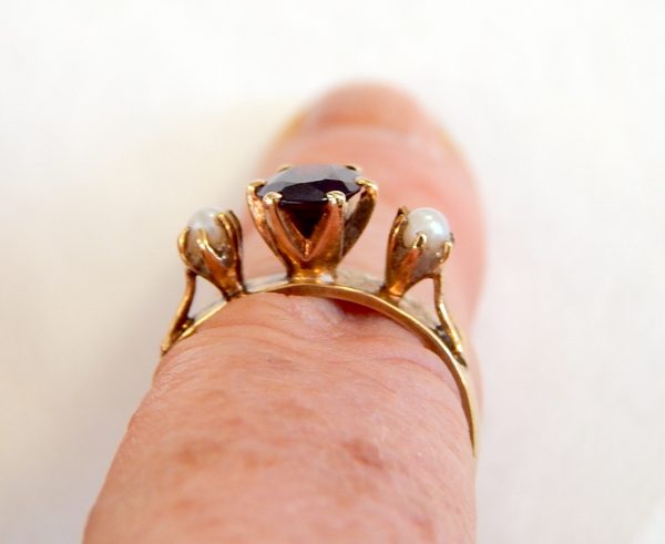 9ct Gold Garnet and Cultured Pearl dress ring - Image 2