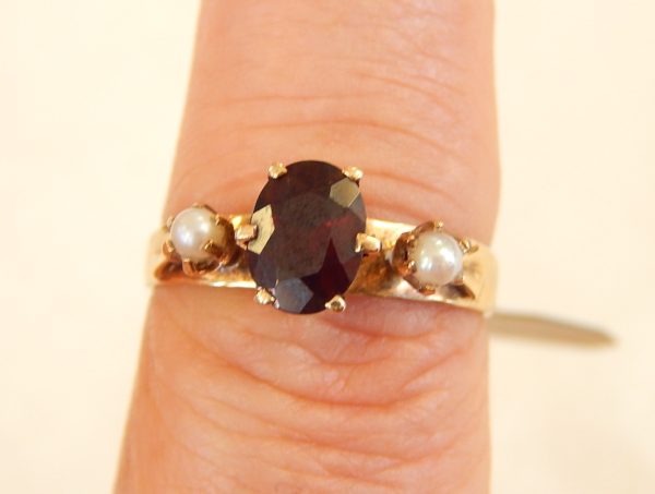 9ct Gold Garnet and Cultured Pearl dress ring - Image 3