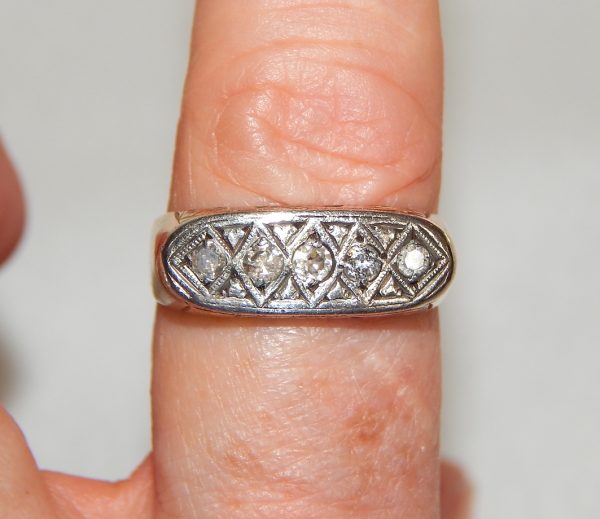 unusual 9ct Gold and Diamond Vintage 5 stone Ring - Image 2