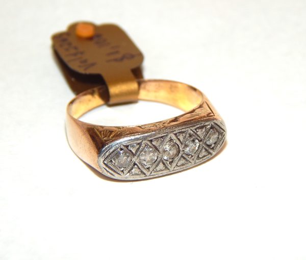unusual 9ct Gold and Diamond Vintage 5 stone Ring - Image 4