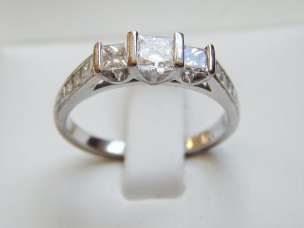 18ct White Gold & Diamond ring