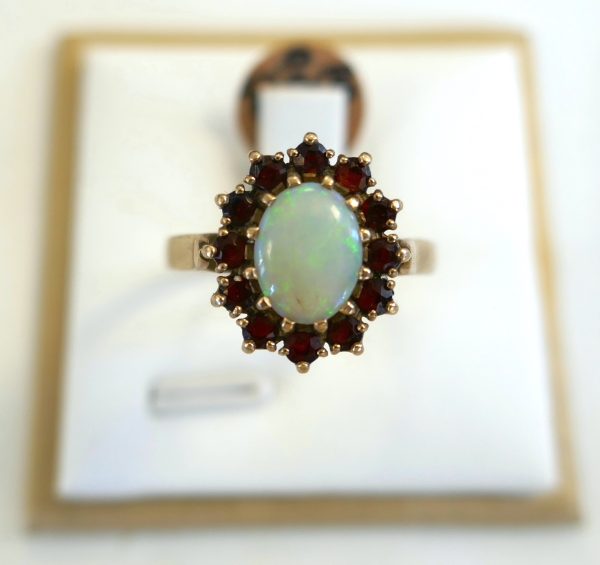 VINTAGE 9ct Gold, Opal and Garnet Cluster ring