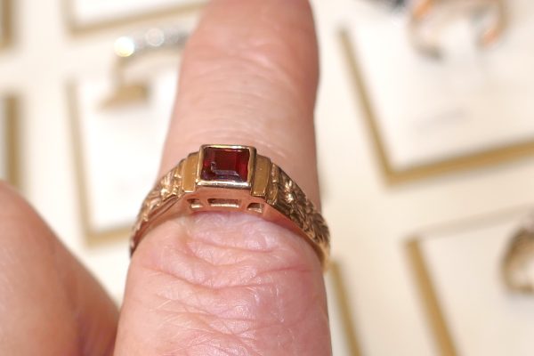 9ct Rose Gold square cut Garnet Ring - Image 3