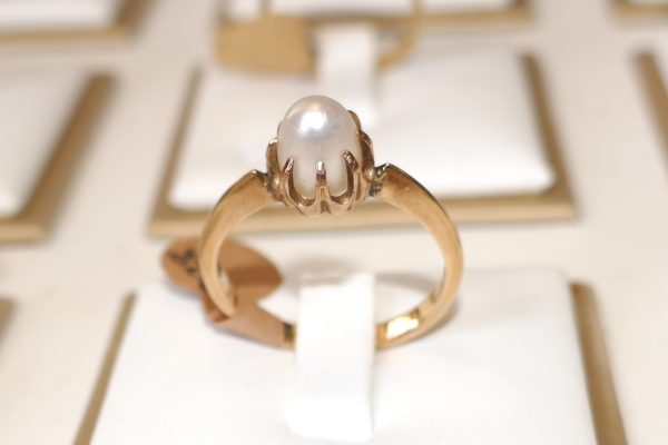 18ct Gold and claw set Pearl Vintage ring