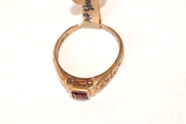 9ct Rose Gold square cut Garnet Ring - Image 2