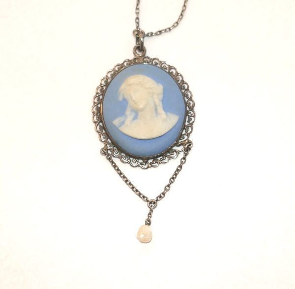 Stunning Vintage Wedgwood and pearl drop necklace