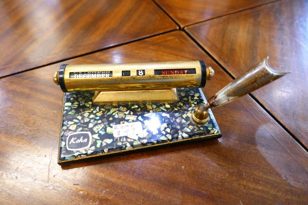 Kiwiana pen stand with calendar