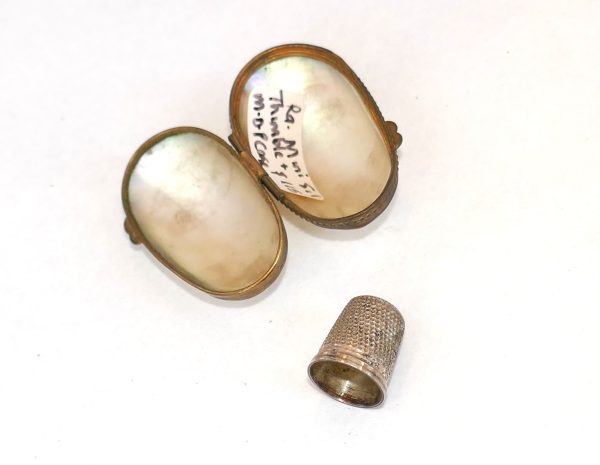 Tiny Silver thimble in a Mother of Pearl case - Image 2