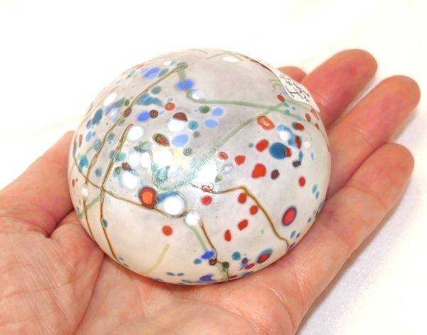 Isle of Wight Glass paper weight - Image 3