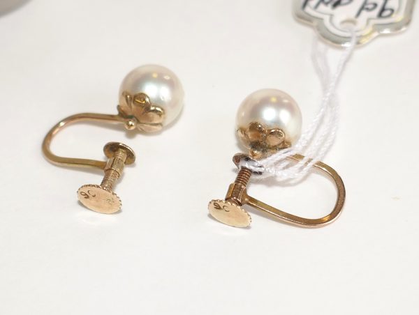 9ct Gold Cultured Pearl Mikimoto pearl screw on earrings - Image 2