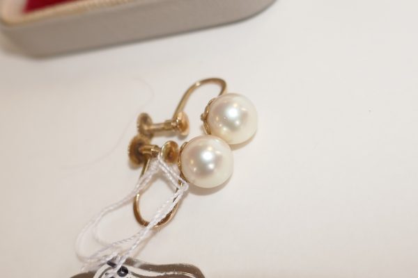 9ct Gold Cultured Pearl Mikimoto pearl screw on earrings - Image 3