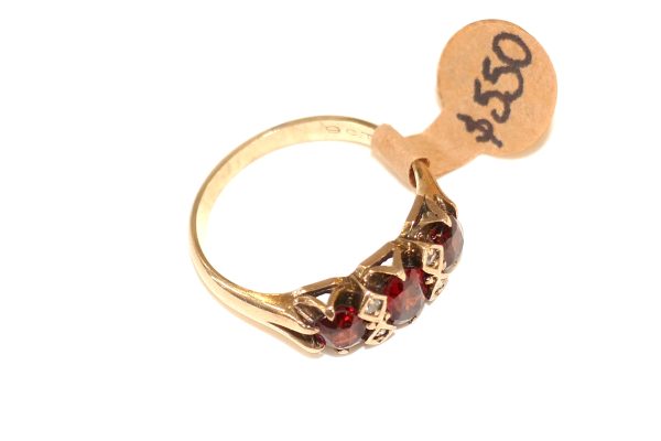 9ct gold Garnet and Diamond Vintage Ring - Image 3