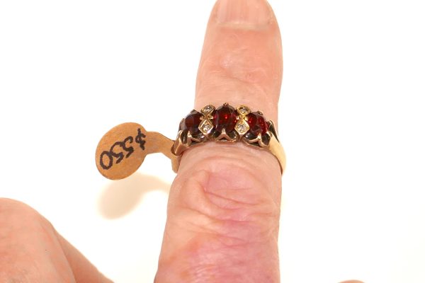 9ct gold Garnet and Diamond Vintage Ring - Image 2