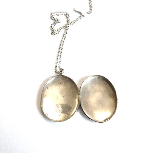 Pretty Oval Sterling Silver Locket with fine Belcher link Chain. - Image 3