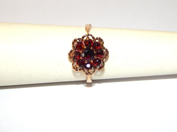 9ct Yellow Gold Vintage Garnet Cluster Ring - Image 4