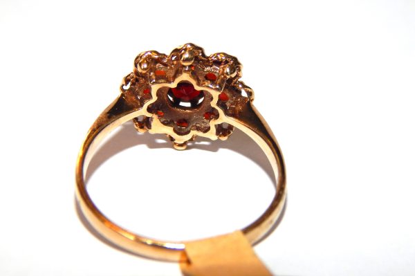 9ct Yellow Gold Vintage Garnet Cluster Ring - Image 3