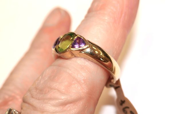 9ct Gold Peridot and Amethyst solid ring - Image 4
