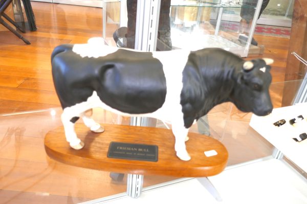 Beswick Friesian Black and White Bull - Image 2