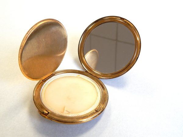 Beautiful Vintage Lucite Powder Compact - Image 5