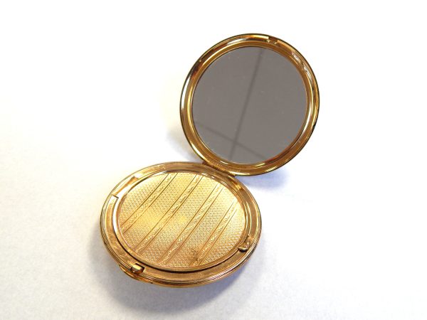 Beautiful Vintage Lucite Powder Compact - Image 4