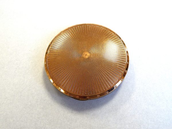Beautiful Vintage Lucite Powder Compact - Image 3