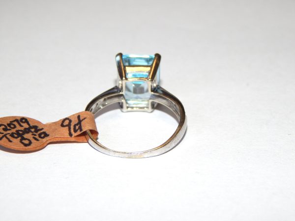 9ct White Gold Blue Topaz and Diamond Ring - Image 3