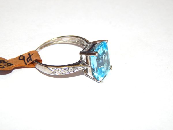 9ct White Gold Blue Topaz and Diamond Ring - Image 2