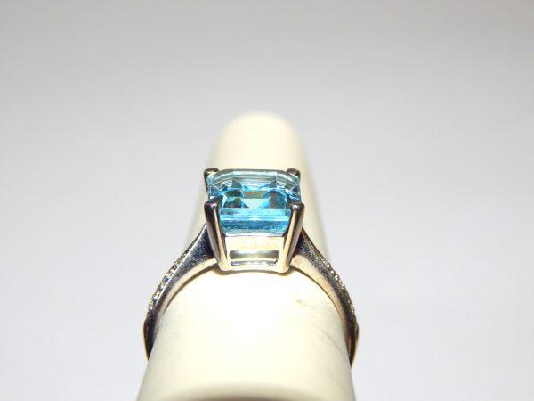 9ct White Gold Blue Topaz and Diamond Ring - Image 4