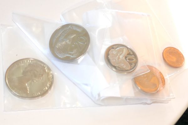 1983 coin set x5 - Image 3
