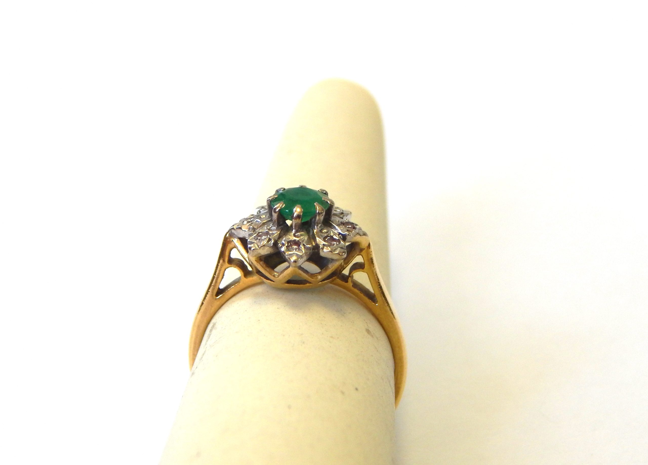 18ct Yellow Gold Emerald and Diamond Cluster Ring - Image 4