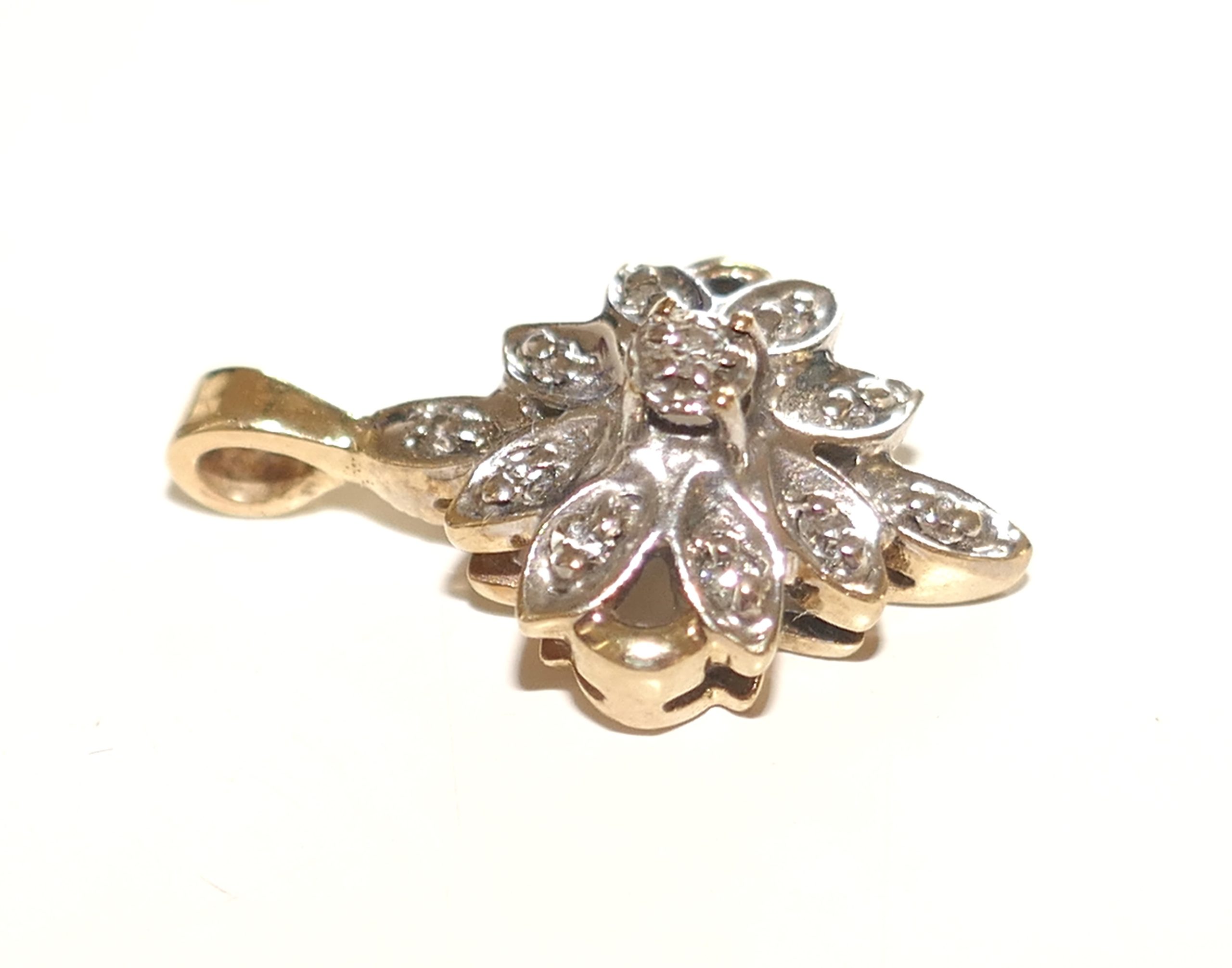 9ct Gold Diamond cluster pendant - Image 3