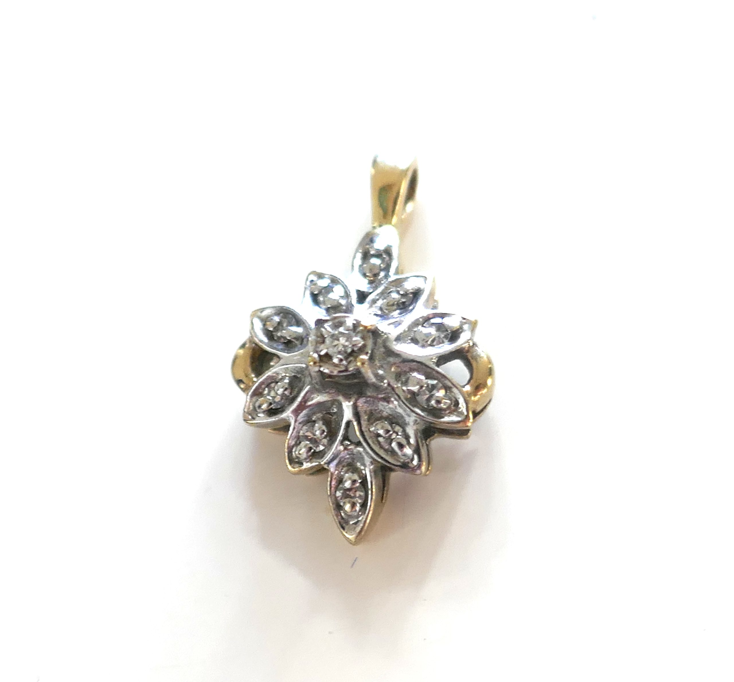 9ct Gold Diamond cluster pendant - Image 2
