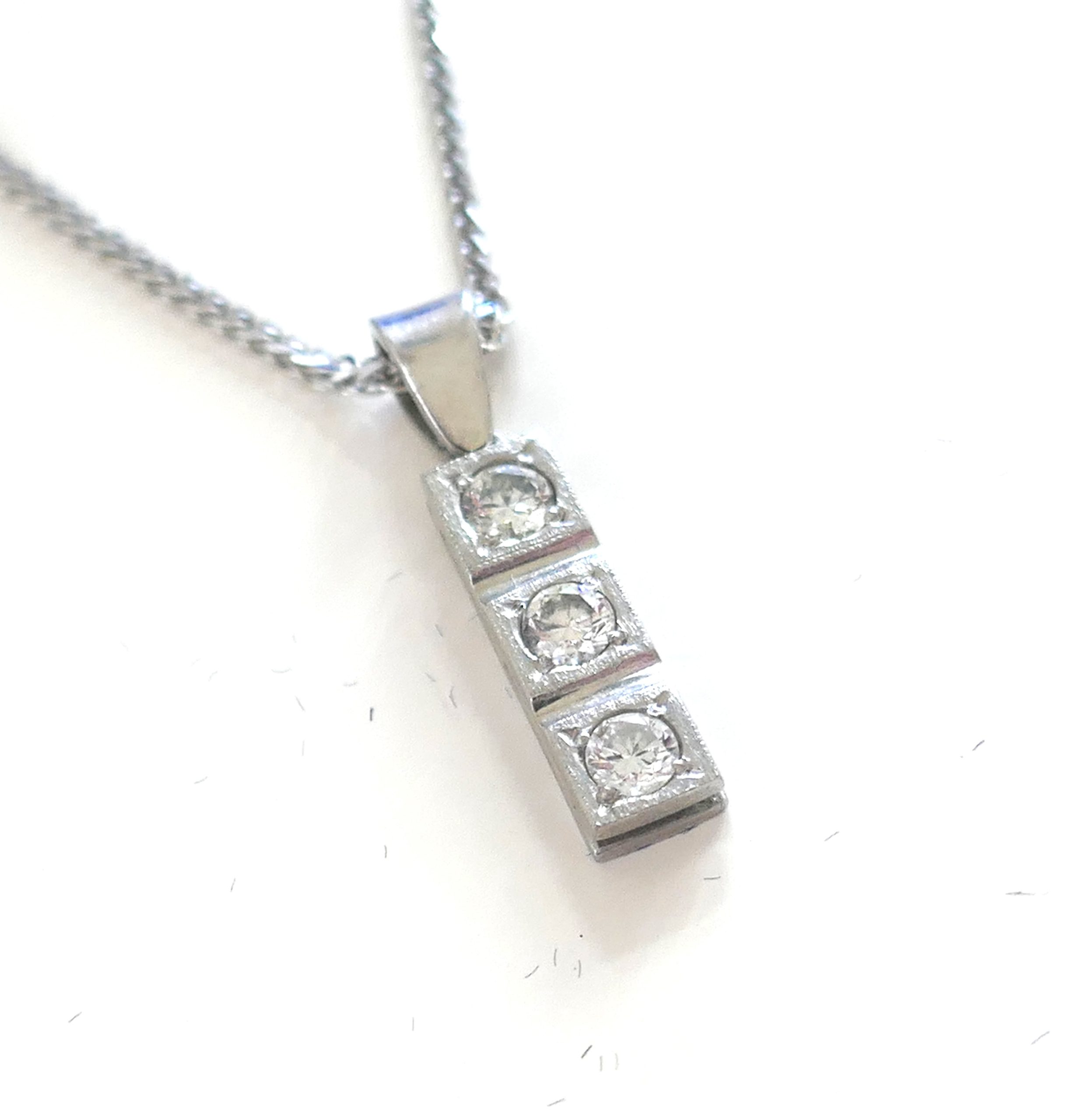 18ct White Gold 3 stone Diamond pendant and chain - Image 2