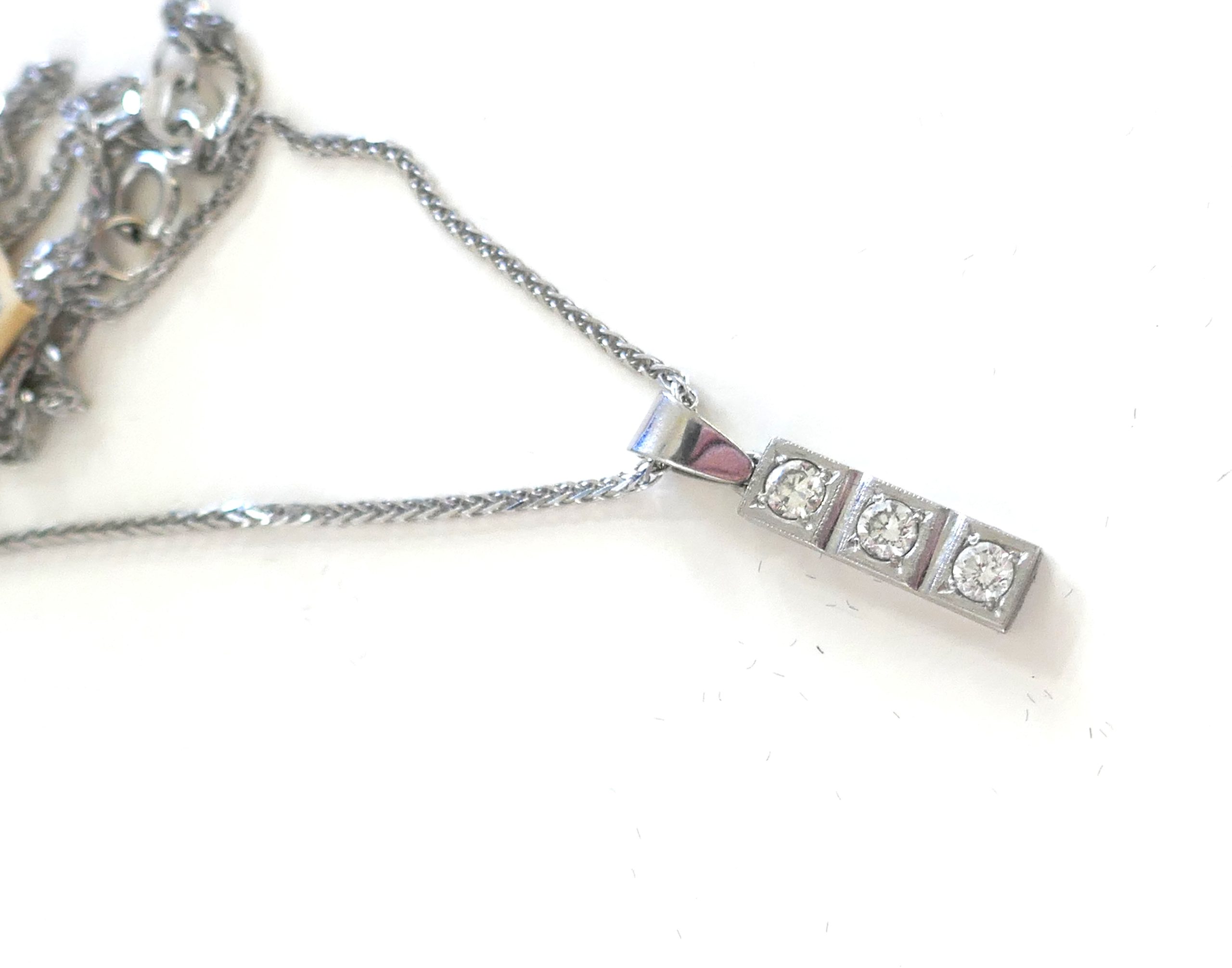 18ct White Gold 3 stone Diamond pendant and chain - Image 3