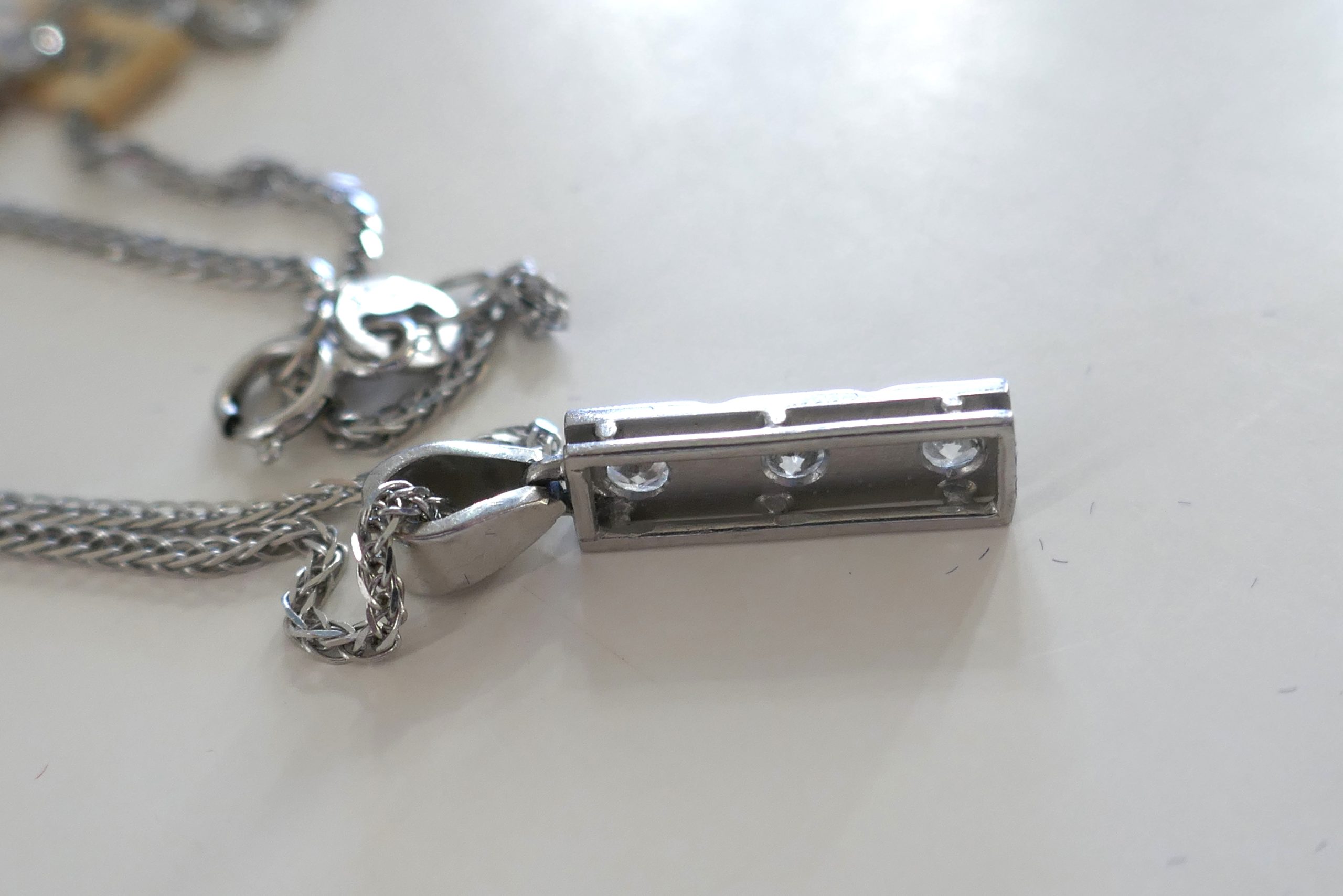 18ct White Gold 3 stone Diamond pendant and chain - Image 4