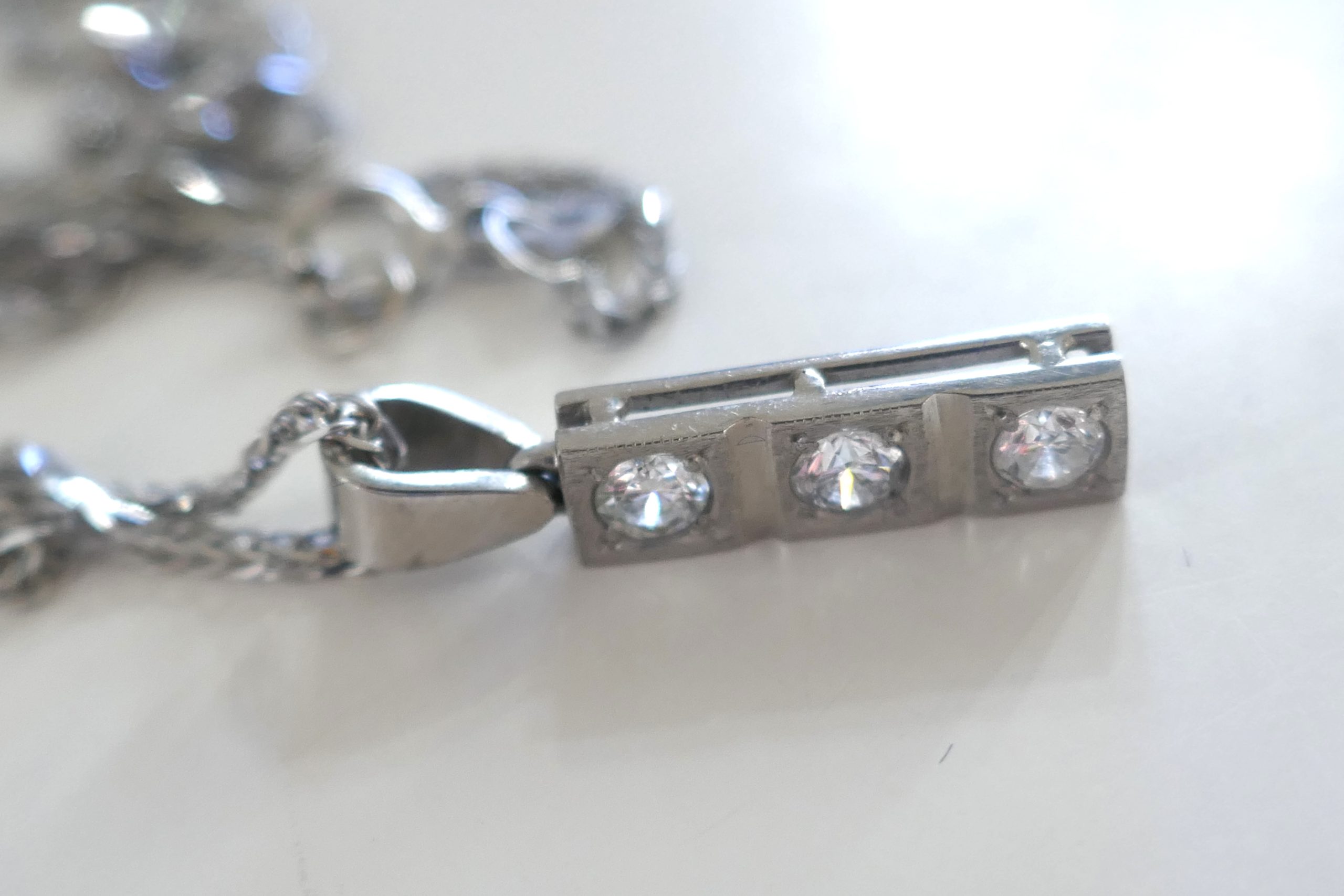 18ct White Gold 3 stone Diamond pendant and chain - Image 5