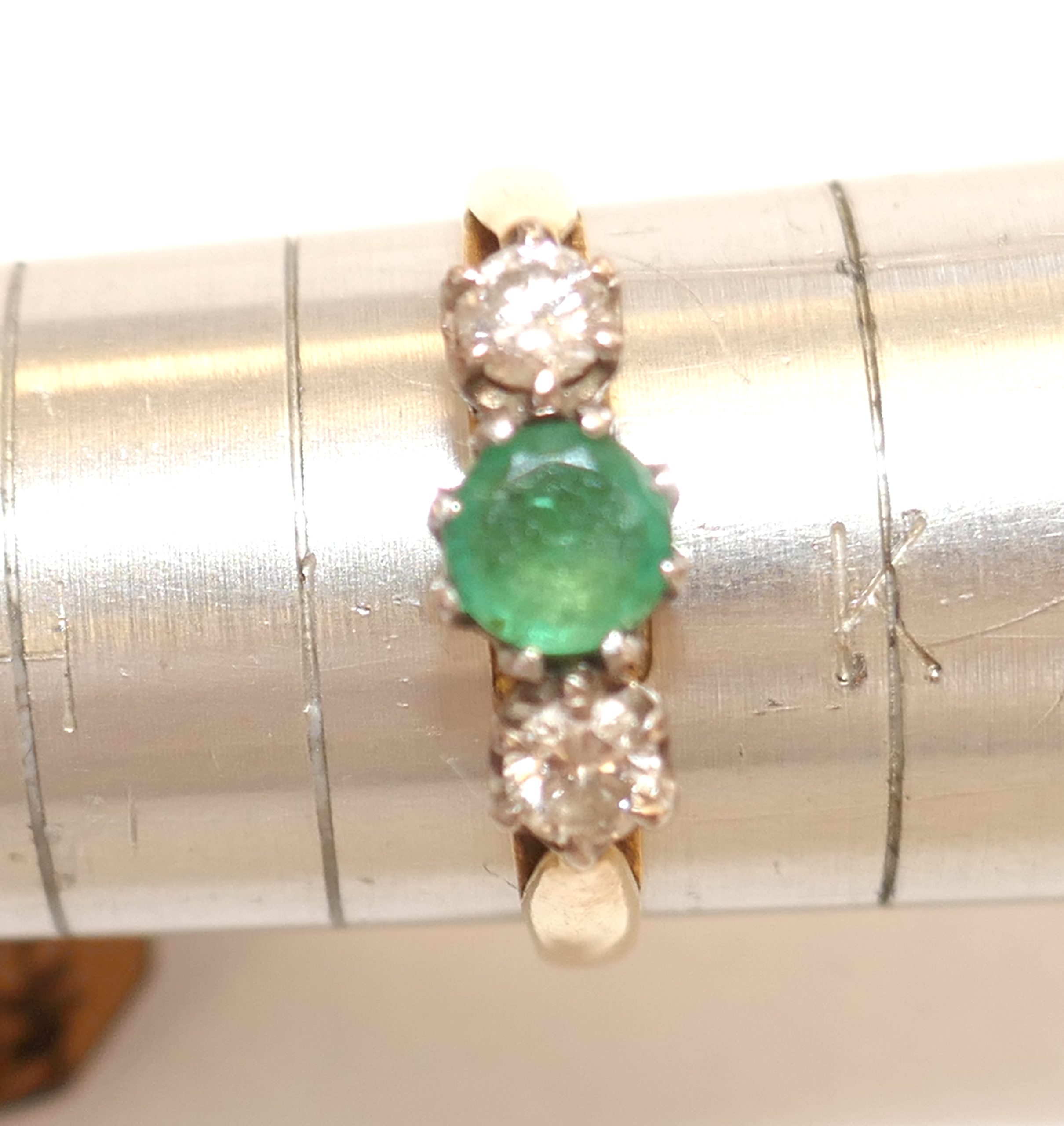 18ct Gold 3 stone Emerald and Diamond Ring. - Image 4