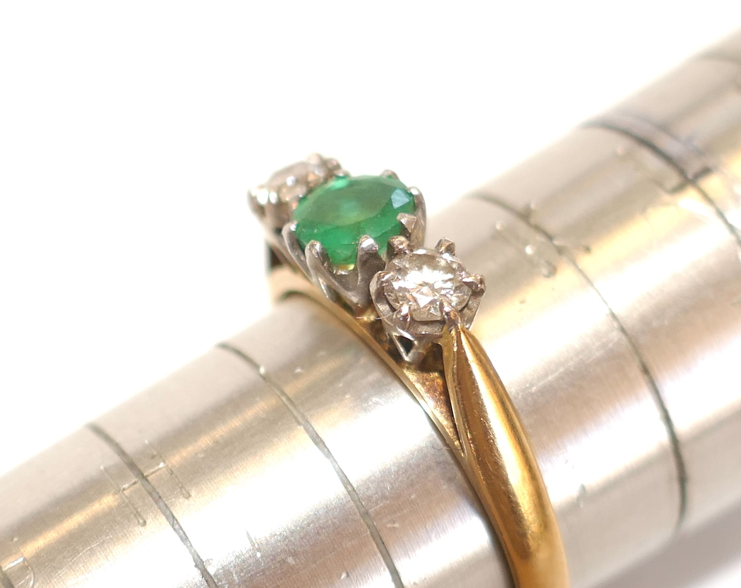 18ct Gold 3 stone Emerald and Diamond Ring. - Image 3