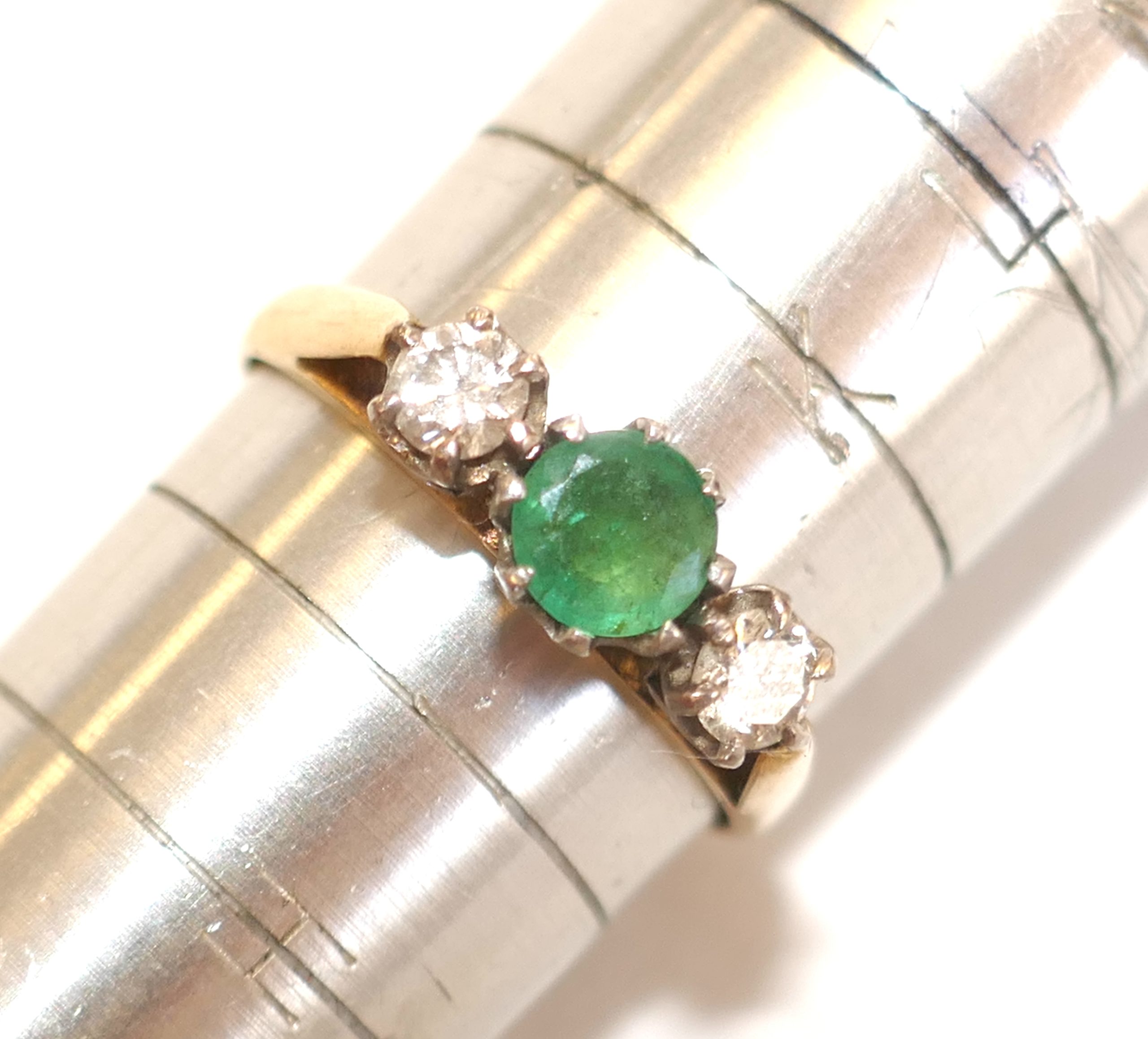 18ct Gold 3 stone Emerald and Diamond Ring. - Image 2