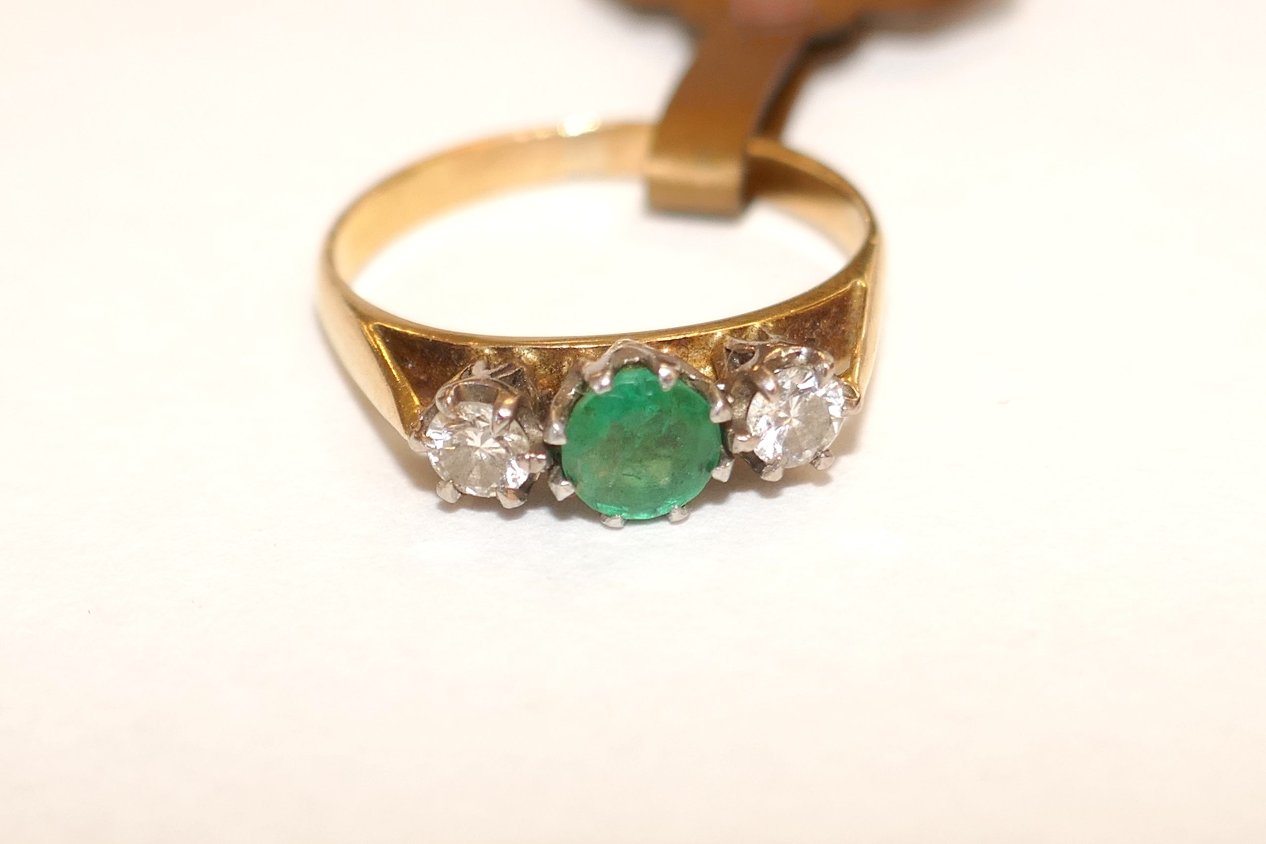 18ct Gold 3 stone Emerald and Diamond Ring. - Image 5