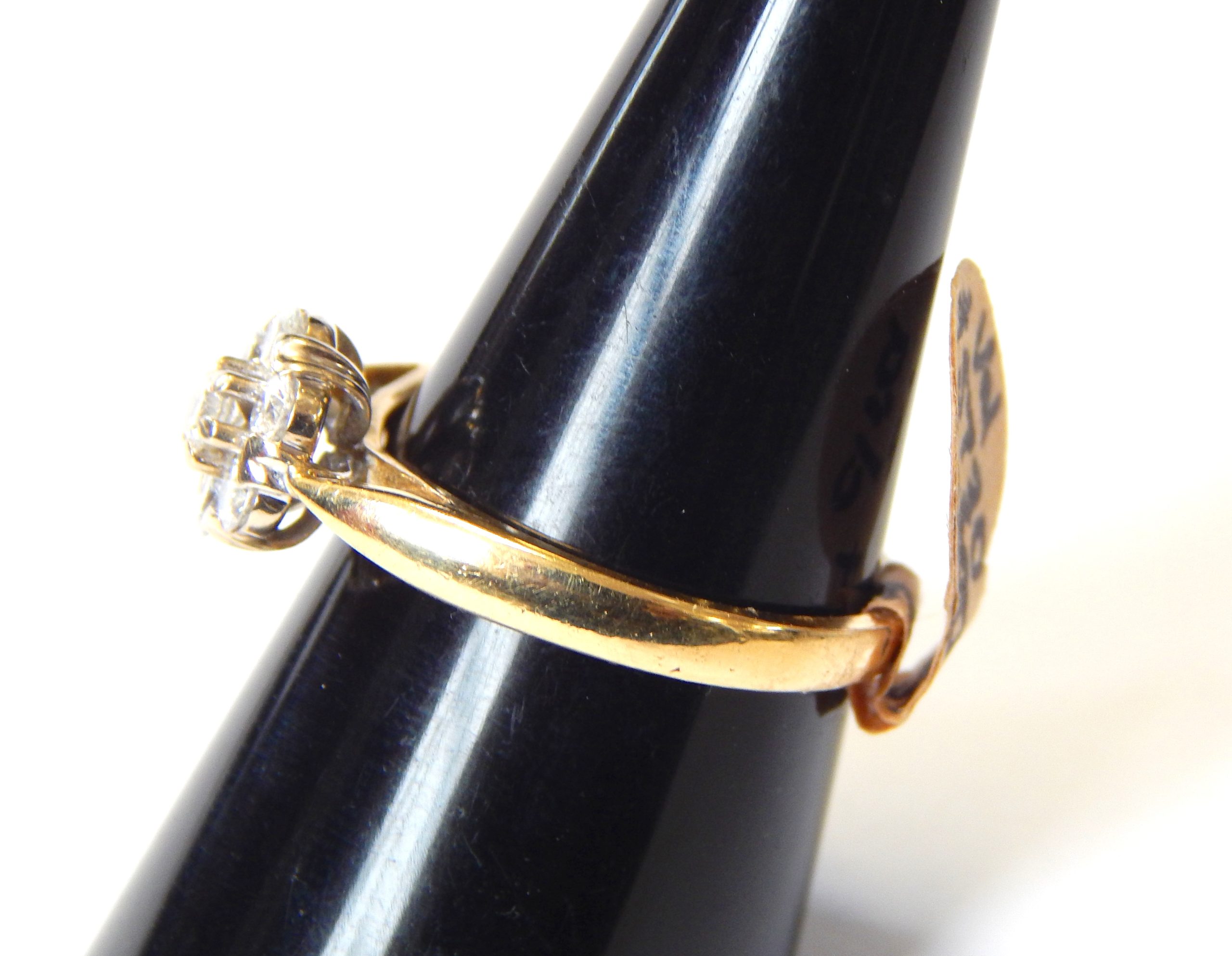 18ct Gold and 7 Diamond Stone Cluster Ring - Image 2
