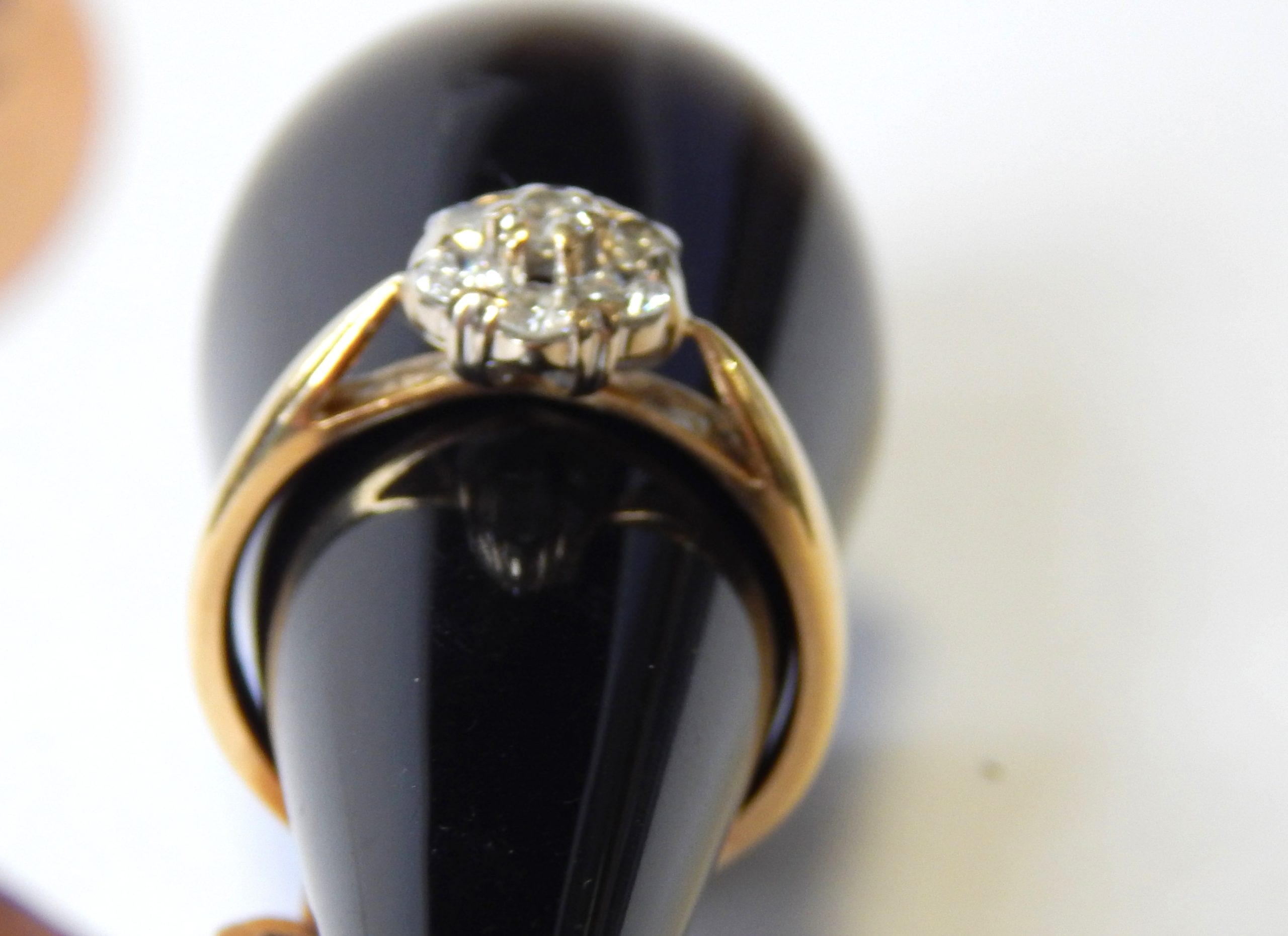 18ct Gold and 7 Diamond Stone Cluster Ring - Image 3
